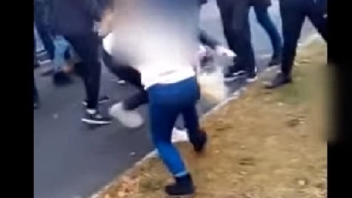 ВИДЕО (18+) с две ученички, които се бият до кръв, взриви мрежата