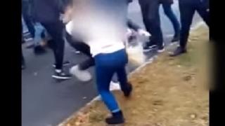 ВИДЕО (18+) с две ученички, които се бият до кръв, взриви мрежата
