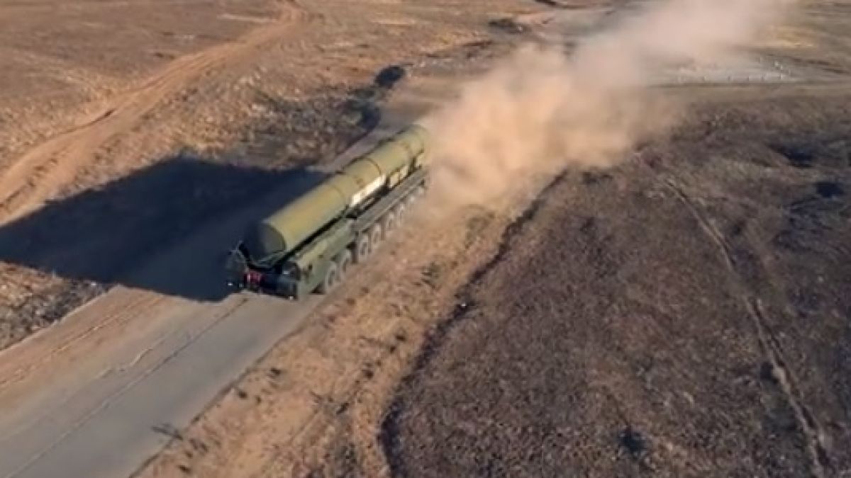Зрелищно ВИДЕО: Дрифт на 44-тонен влекач на огромна ракета "Топол-М" 