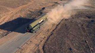 Зрелищно ВИДЕО: Дрифт на 44-тонен влекач на огромна ракета "Топол-М" 