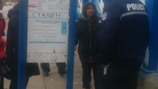 Пак двоен стандарт: Свалят роми без билети, те се хилят нагло и се качват обратно в автобуса под носа на полицаите (ВИДЕО)