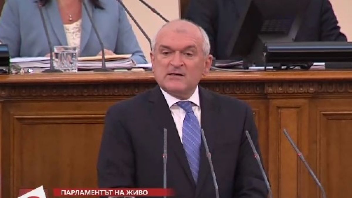 Първо в БЛИЦ! С мощни аплодисменти депутатите приеха оставката на Главчев! (СНИМКИ)