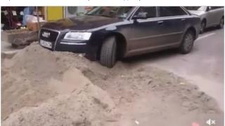 Само в БЛИЦ! Гъзар с лъскава кола изнагля безумно на пъпа на София, но му се случи случка (СНИМКИ/ВИДЕО)