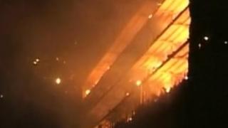 Огнен ад в Камерун: Парламентът изгоря напълно (ВИДЕО)