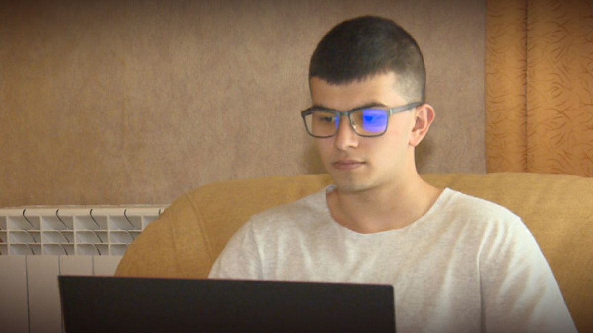 Покъртителната история на този млад български автор, претърпял четири мозъчни операции, ще ви трогне