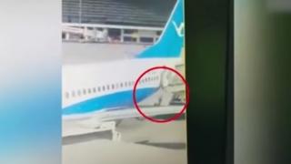 Стюард преживя най-страшния си кошмар в самолета (ВИДЕО 18+)