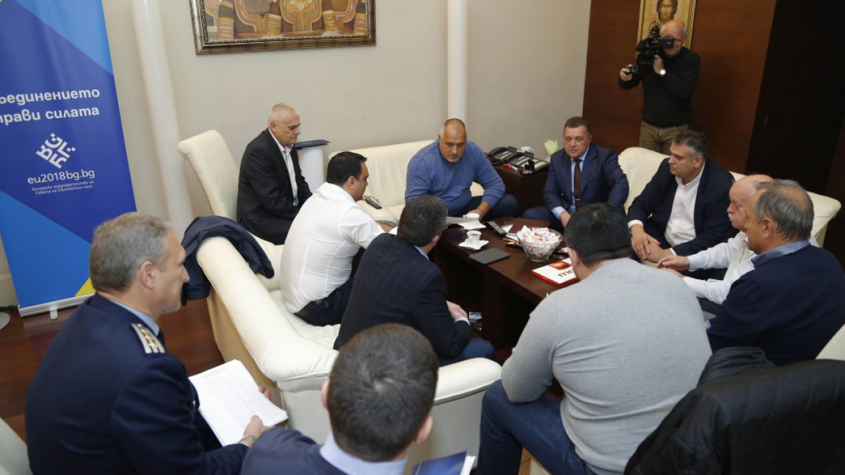 Първо в БЛИЦ! Започна спешната среща, свикана от Борисов заради войната по пътищата (СНИМКИ)