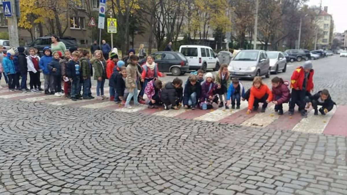 Мрежата прегря! Агресивна дама с мерцедес псува и гази деца на пешеходна пътека, разпознавате ли колата ѝ? (СНИМКИ)