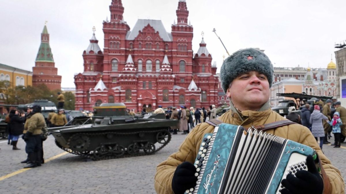 Анализ: Русия вгорчи живота на Запада с доктрината на язовеца-медояд, но кога и какво ще спечели от това