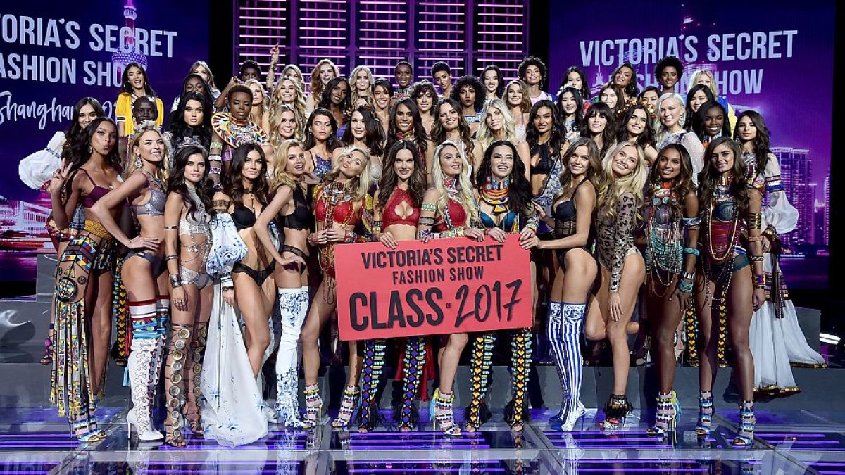 Страшно е! Красавиците на Victoria's Secret подпалиха Шанхай (СНИМКИ 18+)