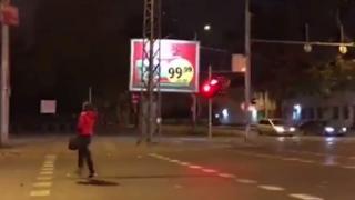 Безумие! Млада пловдивчанка излезе на пътя и втрещи шофьорите с това, което направи (ВИДЕО)