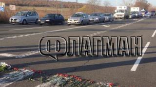 Съпричастност ли? Безсрамни шофьори нагазиха карамфилите в памет на Костадин (СНИМКА)