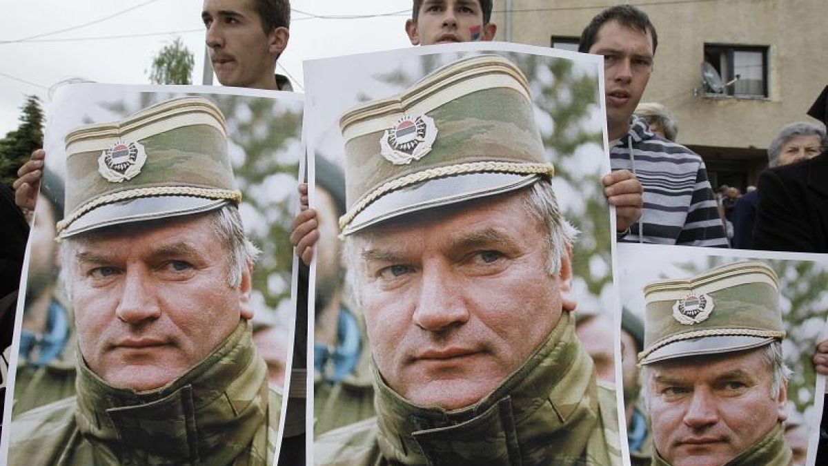 Край! Днес трибуналът в Хага казва тежката си дума за Ратко Младич и ролята му в кланетата в Сребреница