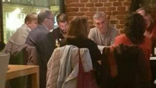 Скандално! Висш еврочиновник засечен на маса в софийско заведение с наши зелени