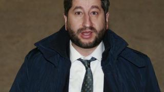 Докато се опитва да се препере с “Български манифест за Европа”, Христо Иванов плюе Европейската комисия, която го храни