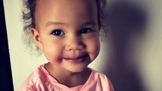 ВИДЕО показа най-очарователното обявяване на звездна бременност