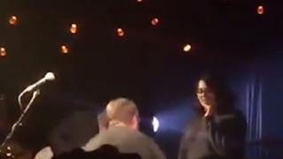 Влюбен младеж предложи на изгората си брак по време на концерт и няма да повярвате какво направи тя! (ВИДЕО)