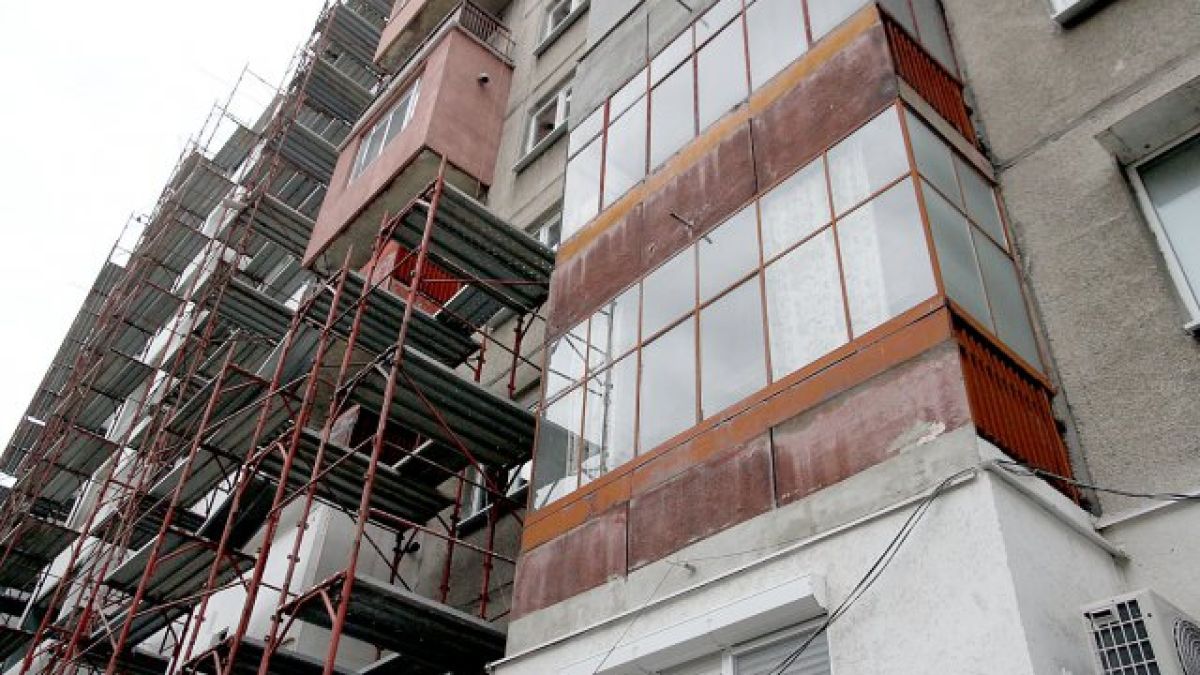 Шок! Балкон едва не се срути при саниране (СНИМКИ)