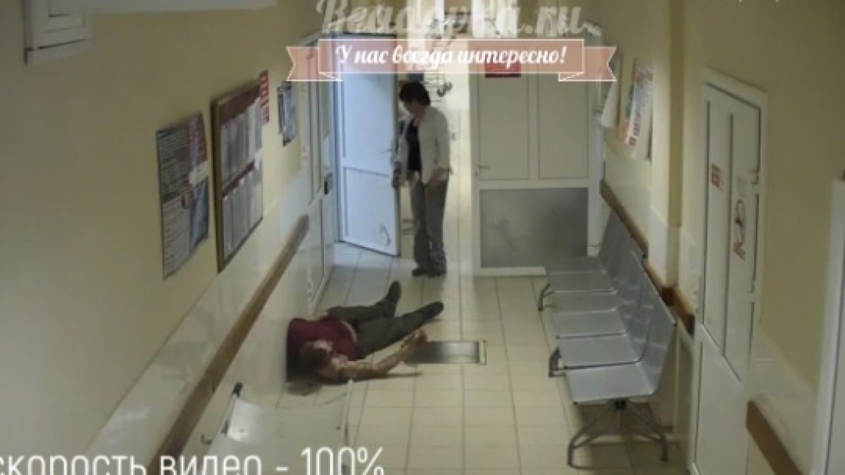 Зловещо ВИДЕО 18+! Лекари гледат безучастно 20 минути как на пациент му изтича кръвта 