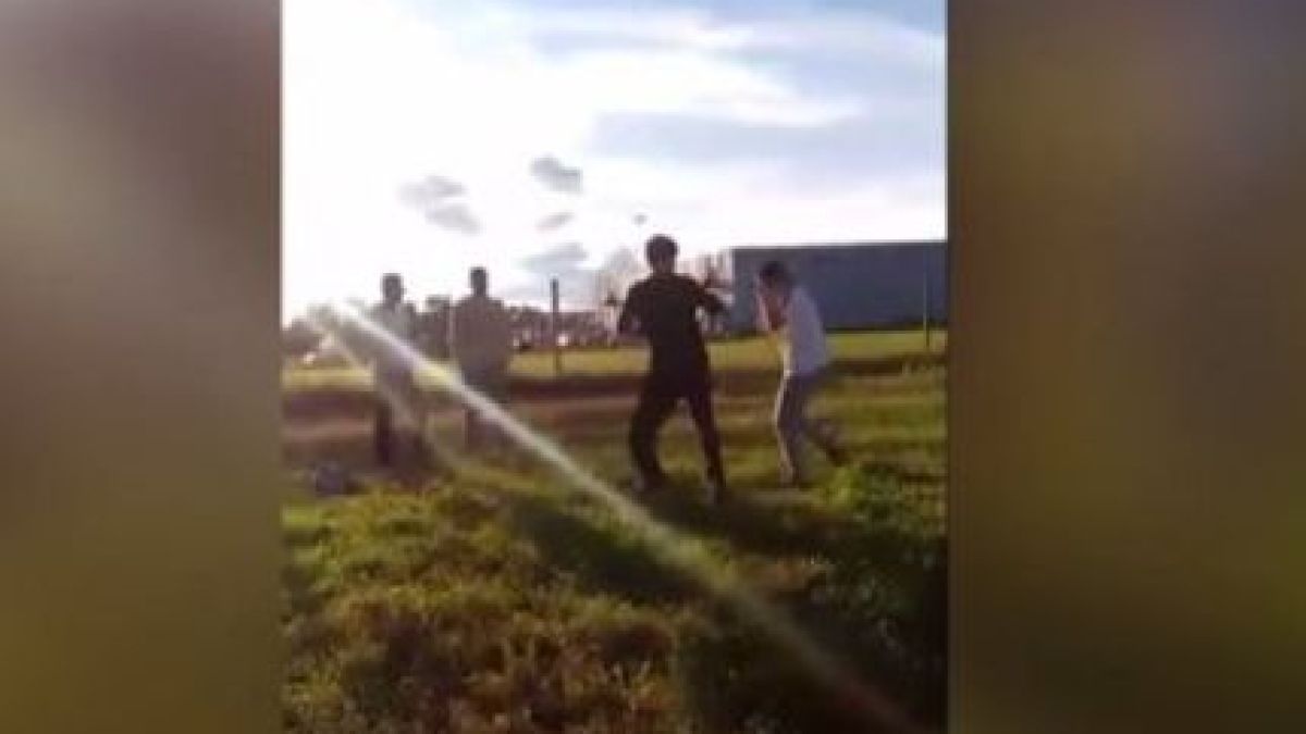 Нов скандал тресе пловдивските училища! Пак уловиха на ВИДЕО жесток бой между деца
