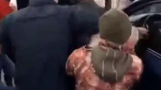 Брутално ВИДЕО: В Киев линчуваха шофьор на БМВ, паркирал по средата на улица, за да пазарува