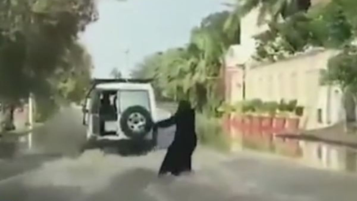 Пълен шаш! Това ВИДЕО на сърфираща по улиците жена с бурка стана хит в мрежата 