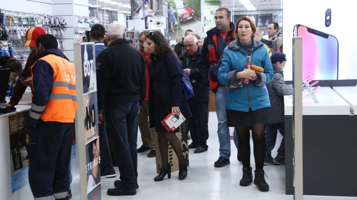 Фоторепортаж в БЛИЦ! Как и какво пазарува българинът на Black Friday (ВИДЕО)