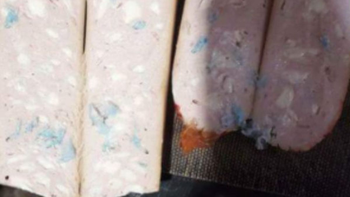Жена алармира пред БЛИЦ: Купих си наденица със синьо месо, а от фирмата "Бони"... (СНИМКИ) 