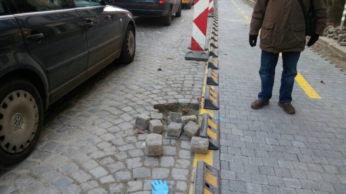 Опасна диверсия в центъра на София! Организации около Костов и "Агнешките главички" вадят павета от "Дондуков", за да правят провокации (СНИМКИ)