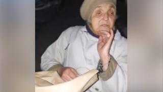 На ЖИВО! Цял Фейсбук се събира да помогне на баба Дора в София, стои три дни на студа, изгонена от дома си 