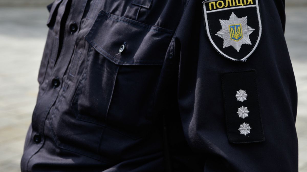 Двама купонджии изнасилиха 24-годишен полицай, когото поканили на гости, за да си допият