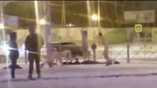 Изгубили са бас? Чисто голи младежи правиха физзарядка на главна улица при минусови температури (ВИДЕО 18+)