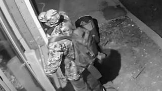 Познавате ли този "добре облечен мъж"? Успя да обере цяла сграда край Бургас! (СНИМКИ)