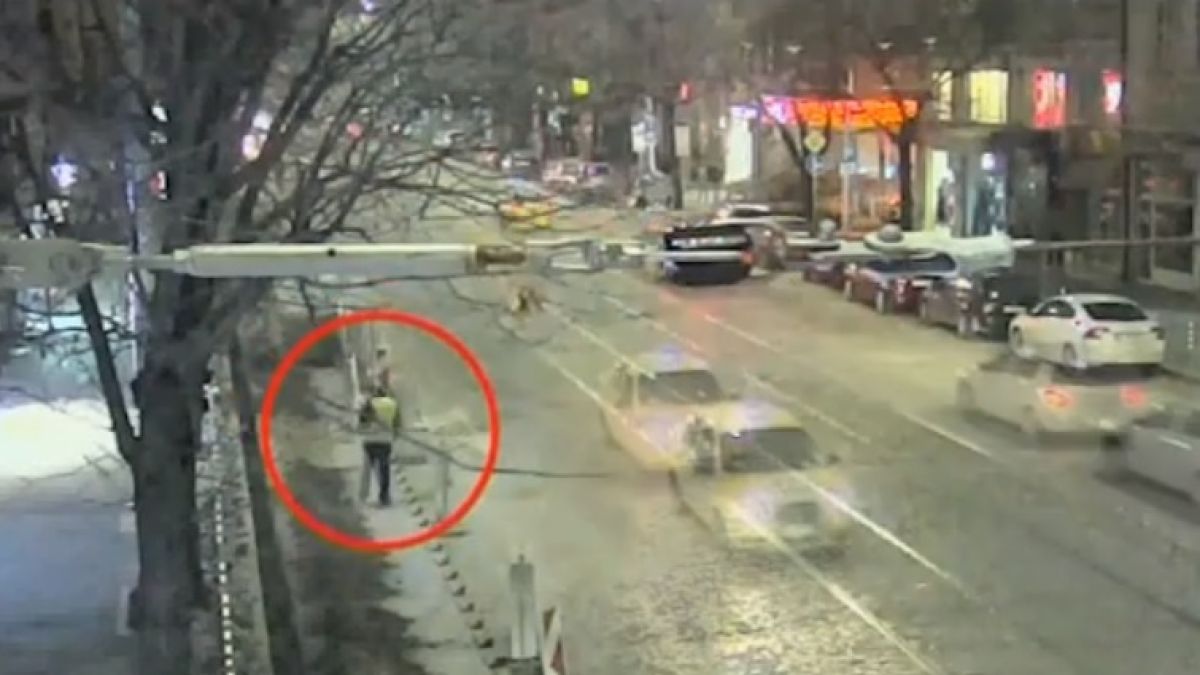 Вижте как злосторници от лабораторните проекти на Костов и "Агнешките главички" умишлено вадят павета от бул. "Дондуков" по тъмна доба (ВИДЕО)