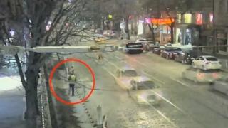 Вижте как злосторници от лабораторните проекти на Костов и "Агнешките главички" умишлено вадят павета от бул. "Дондуков" по тъмна доба (ВИДЕО)