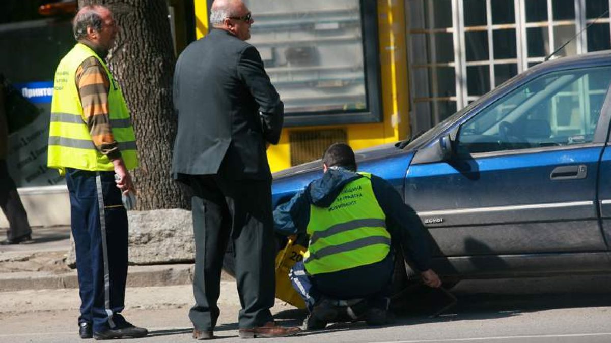 Паяците закопчават по 500 коли на ден