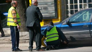 Паяците закопчават по 500 коли на ден