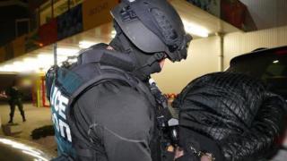 Спецакция в Павликени! Полицаи мрънкат, че няма бензин за патрулките, а си го носят в пластмасови туби у дома