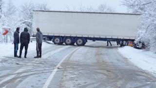 Шофьор на ТИР заспа зад волана на "Хемус" и ето какво се случи!