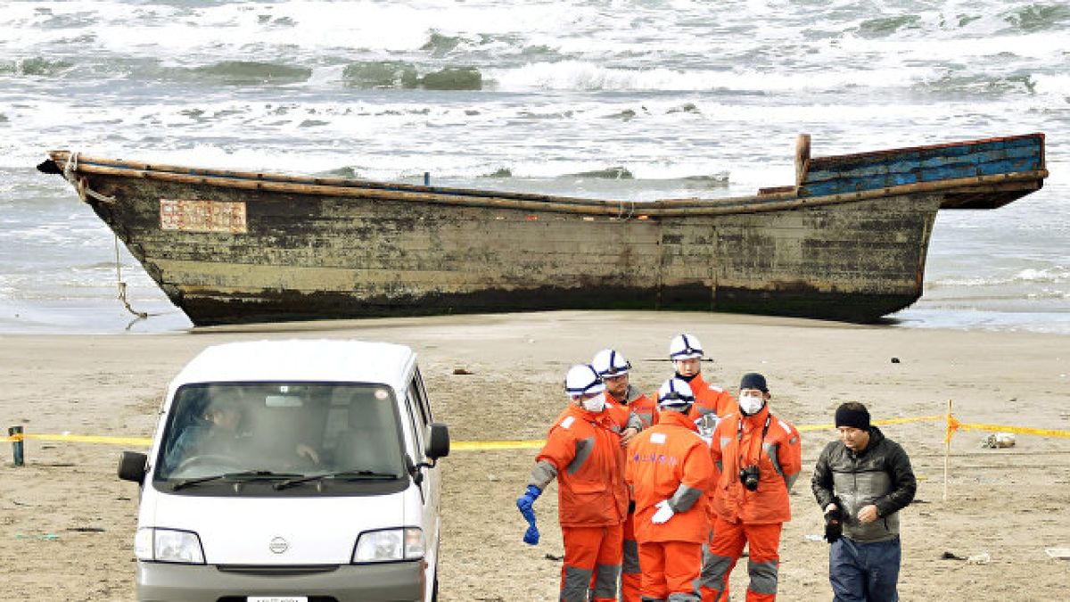 Лодка с 8 скелета се появи край бреговете на Япония