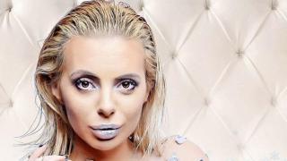 "Мис Силикон" подарява ц*ци на секси Снежанка