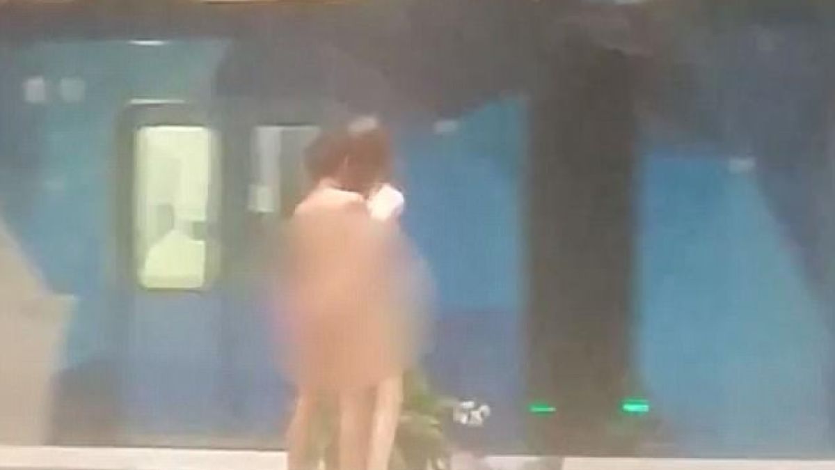 Шокиращ момент! Двама мъже правиха секс на гара в Мелбърн (ВИДЕО 18+)