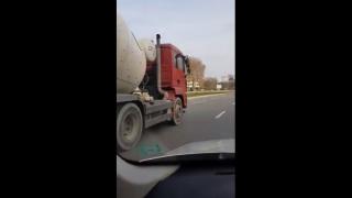 Лудостта по родните пътища продължава! Вижте колко вдигна този бетоновоз във Варна (ВИДЕО)
