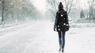 Не е истина! Топим се от жега и всичко гори, а в съседна държава заваля сняг