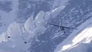 Смайващо! Двама екстремни спортисти влязоха в самолет по време на полет (ЗРЕЛИЩНО ВИДЕО)
