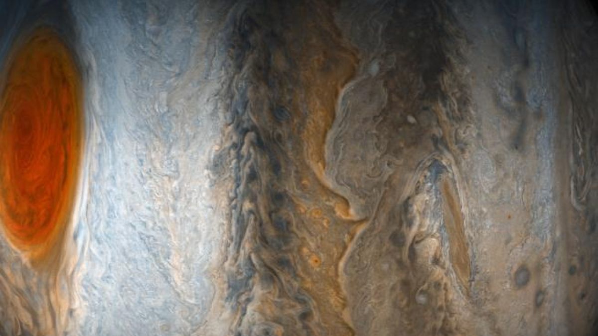 Сондата Juno направи УНИКАЛНИ СНИМКИ на Юпитер   