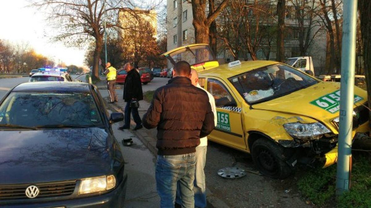 Такси фолксваген се нацепиха в Пловдив, при бакшиша се возело дете (СНИМКИ)