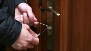 Апаши опитаха да разбият апартамента на Чушката и направиха голяма грешка