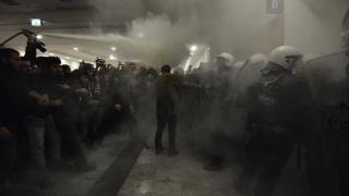 В Атина е страшно: Диви сблъсъци, псувни, кръв и насилие белязаха… (СНИМКИ/ВИДЕО 18+)