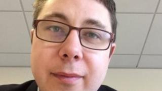 Шок! Маниак инсталира скрита камера в тоалетната на Starbucks, обичал да гледа "как жените пикаят" (СНИМКИ)